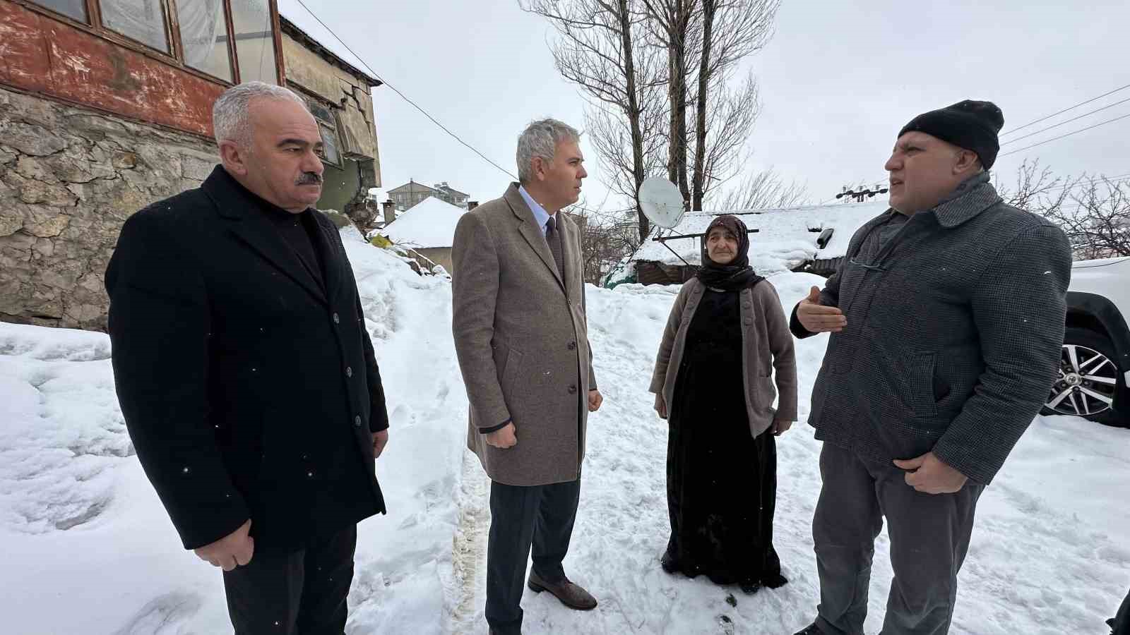 Yüksekova’da evi çöken yaşlı kadına devlet şefkati: "Yalnız bırakmayacağız"
