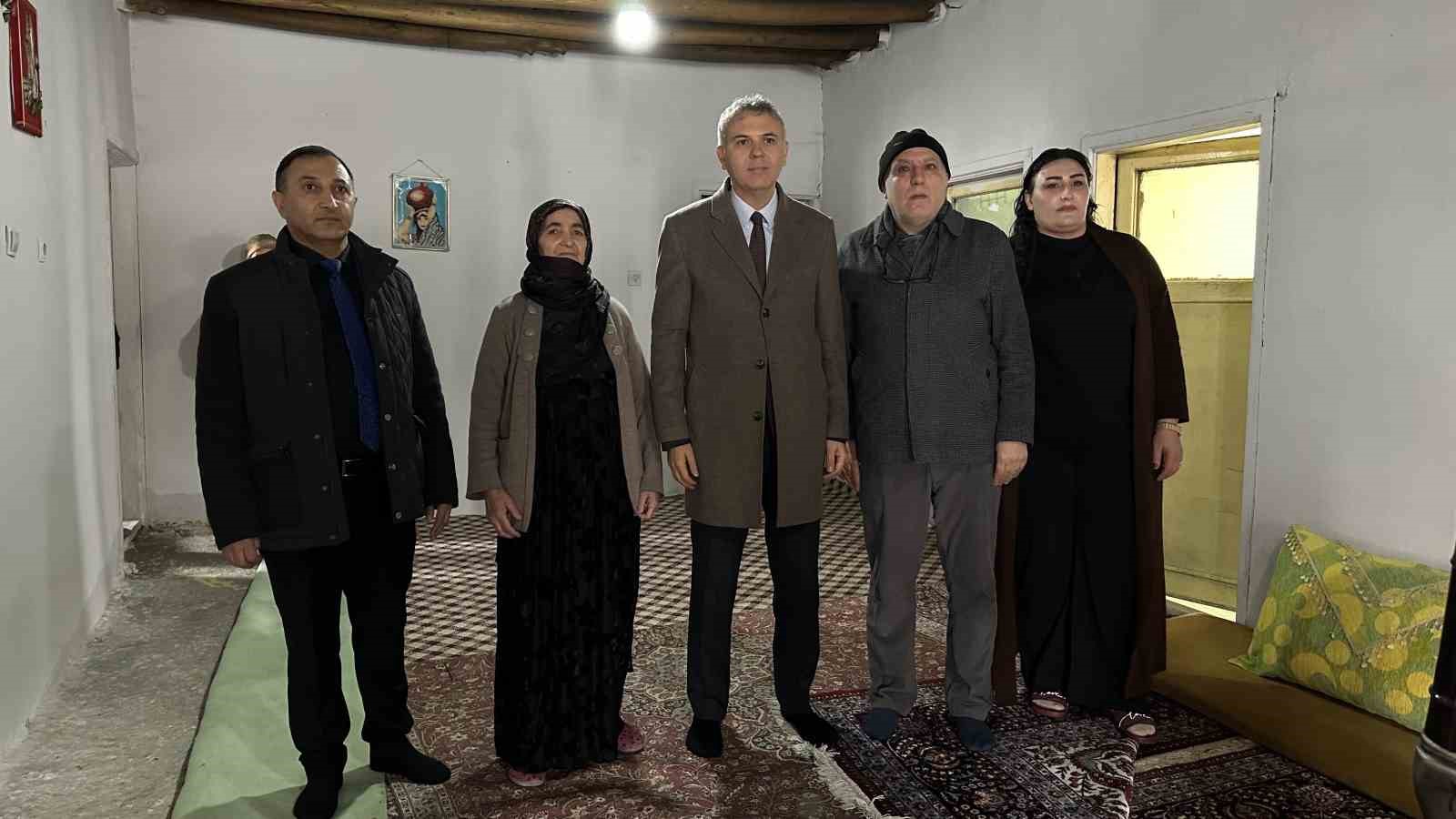 Yüksekova’da evi çöken yaşlı kadına devlet şefkati: "Yalnız bırakmayacağız"
