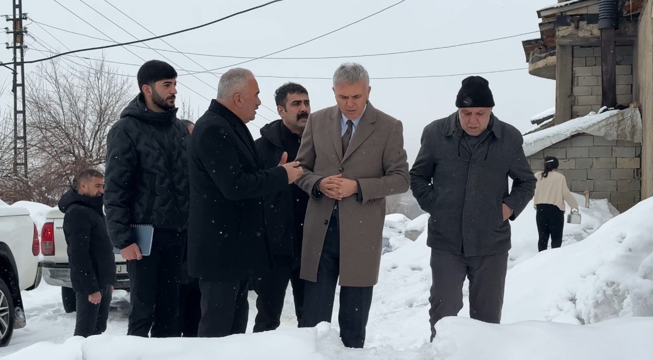 Yüksekova’da evi çöken yaşlı kadına devlet şefkati: "Yalnız bırakmayacağız"
