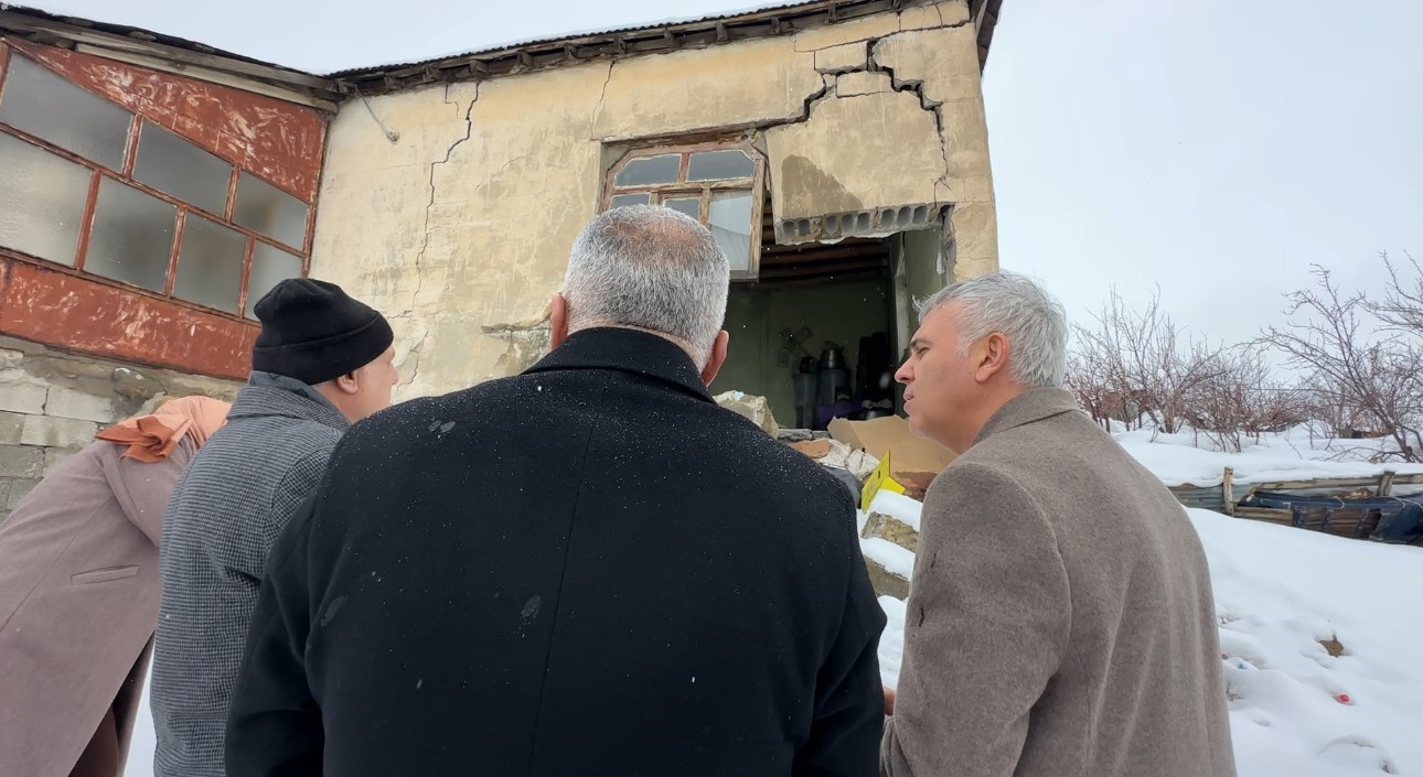 Yüksekova’da evi çöken yaşlı kadına devlet şefkati: "Yalnız bırakmayacağız"
