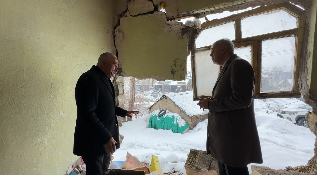 Yüksekova’da evi çöken yaşlı kadına devlet şefkati: "Yalnız bırakmayacağız"
