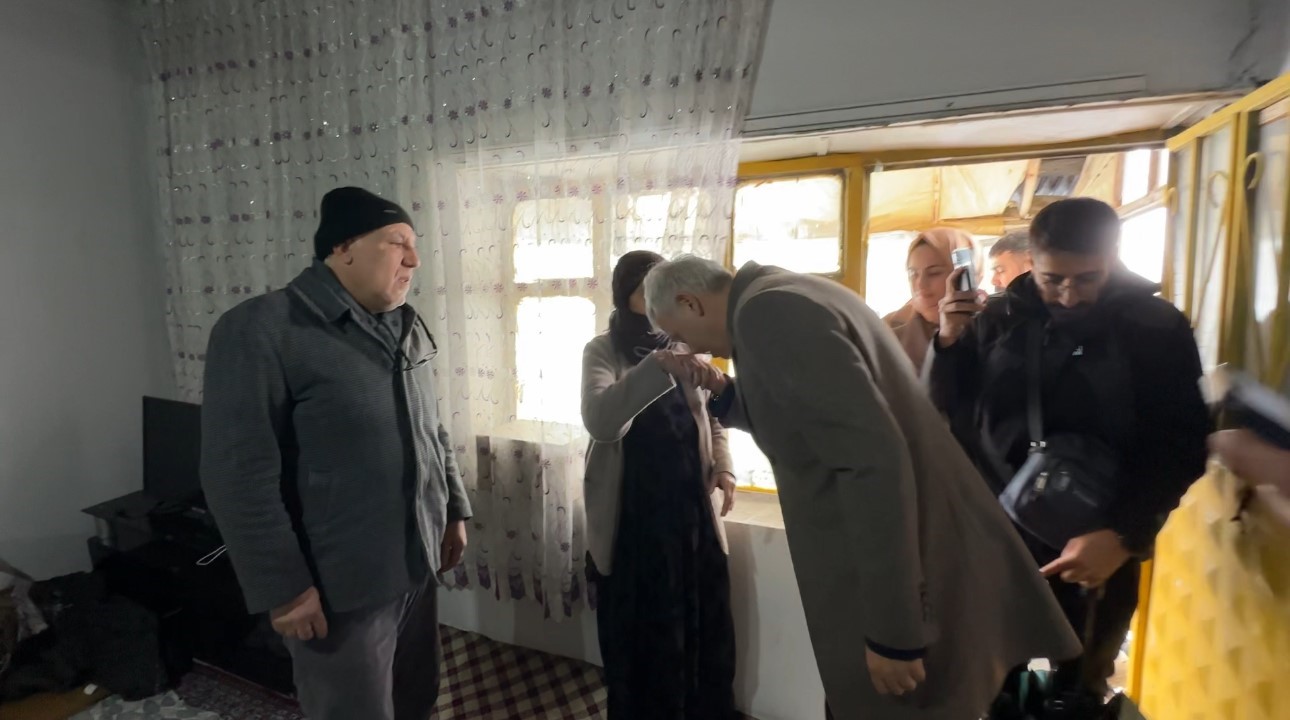 Yüksekova’da evi çöken yaşlı kadına devlet şefkati: "Yalnız bırakmayacağız"
