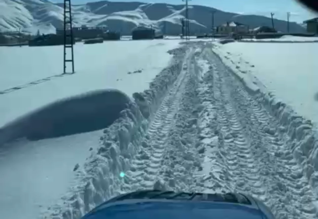 Yüksekova’da film sahnelerini aratmayan görüntüler: Hastayı kurtarmak için traktörle seferber oldular
