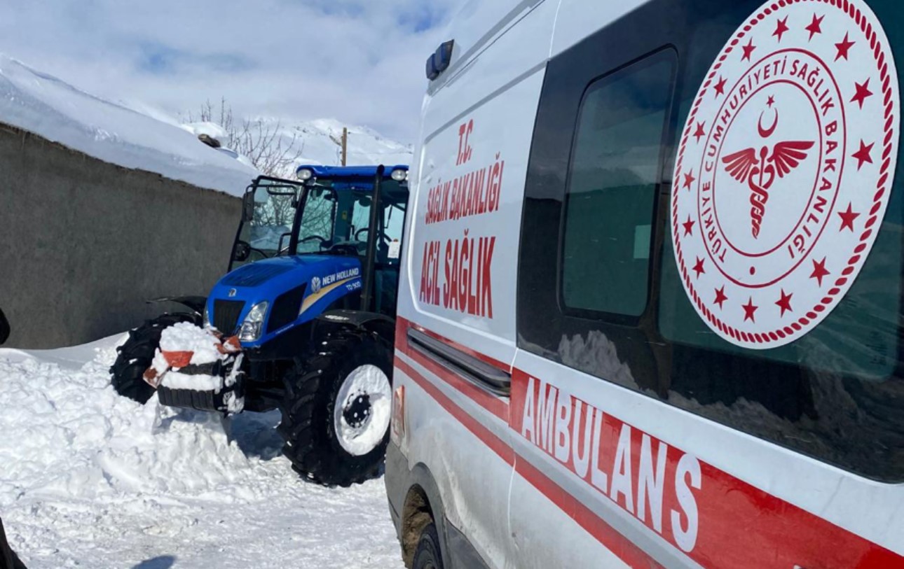 Yüksekova’da film sahnelerini aratmayan görüntüler: Hastayı kurtarmak için traktörle seferber oldular
