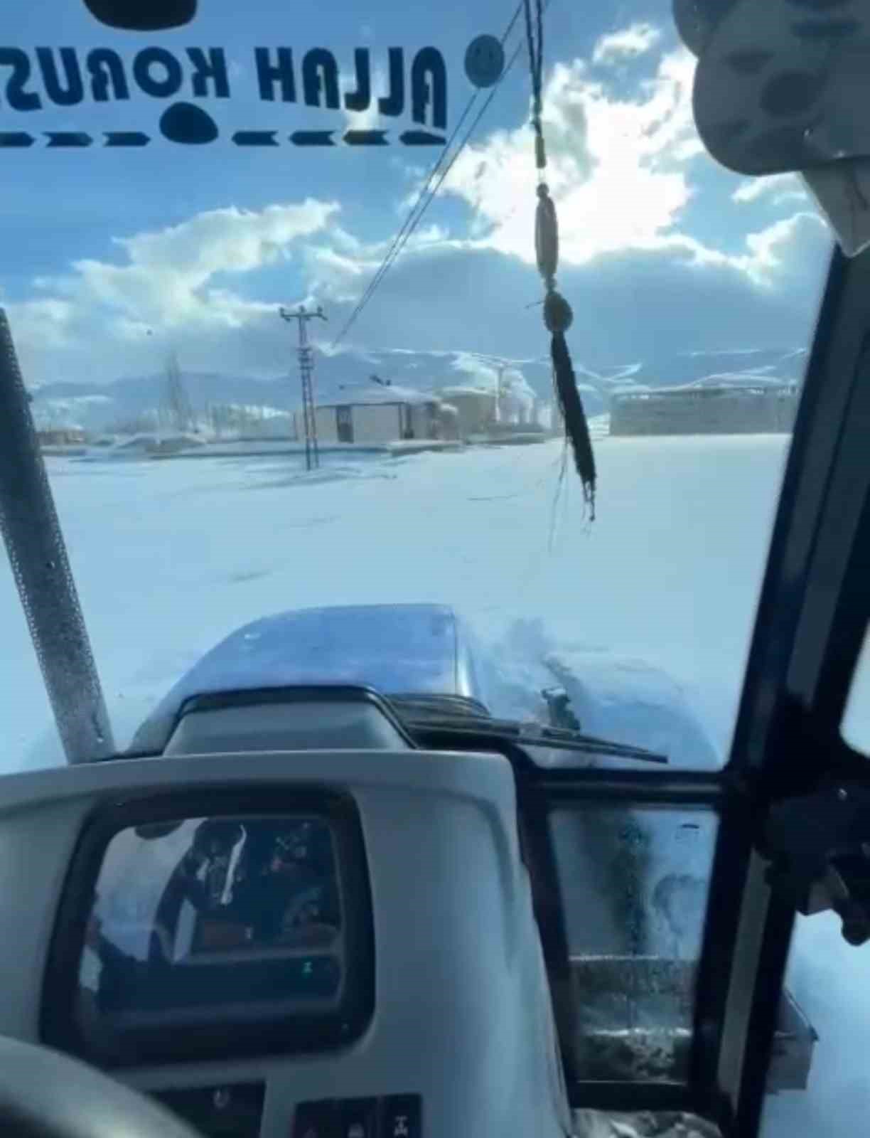 Yüksekova’da film sahnelerini aratmayan görüntüler: Hastayı kurtarmak için traktörle seferber oldular
