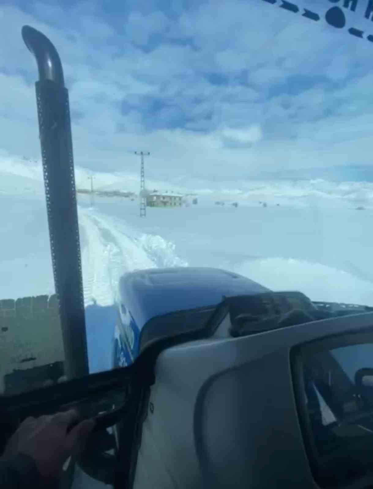 Yüksekova’da film sahnelerini aratmayan görüntüler: Hastayı kurtarmak için traktörle seferber oldular
