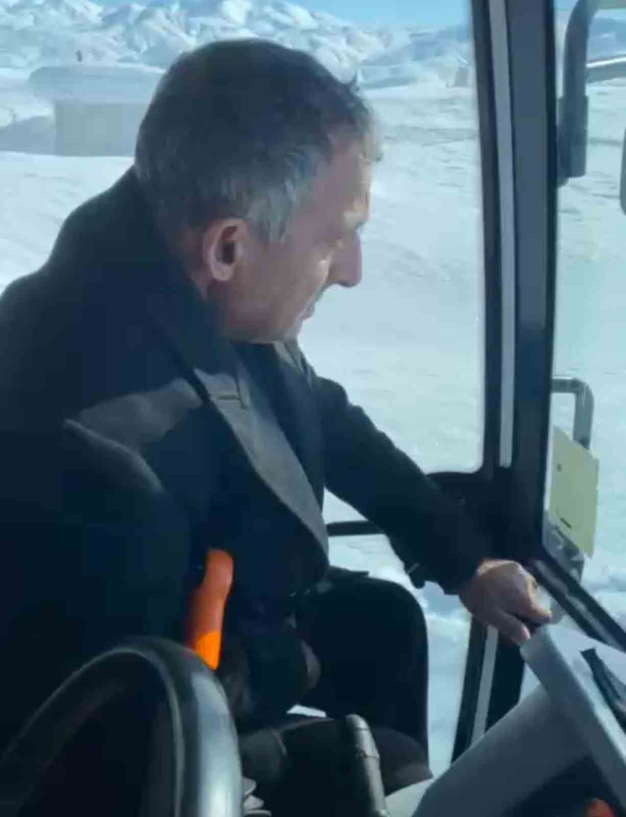 Yüksekova’da film sahnelerini aratmayan görüntüler: Hastayı kurtarmak için traktörle seferber oldular
