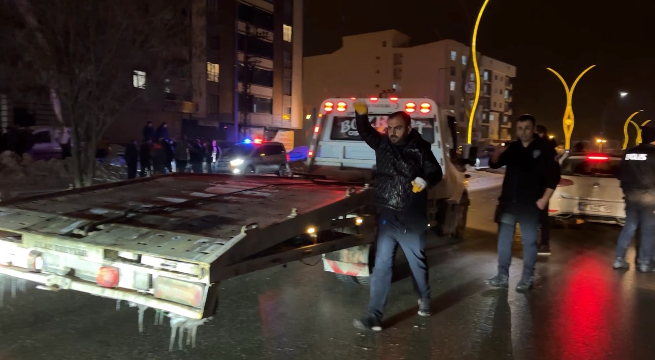 Yüksekova’da gizli buzlanma zincirleme kazaya neden oldu
