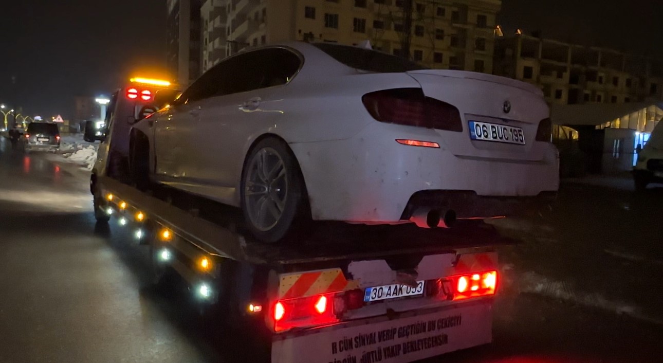 Yüksekova’da gizli buzlanma zincirleme kazaya neden oldu
