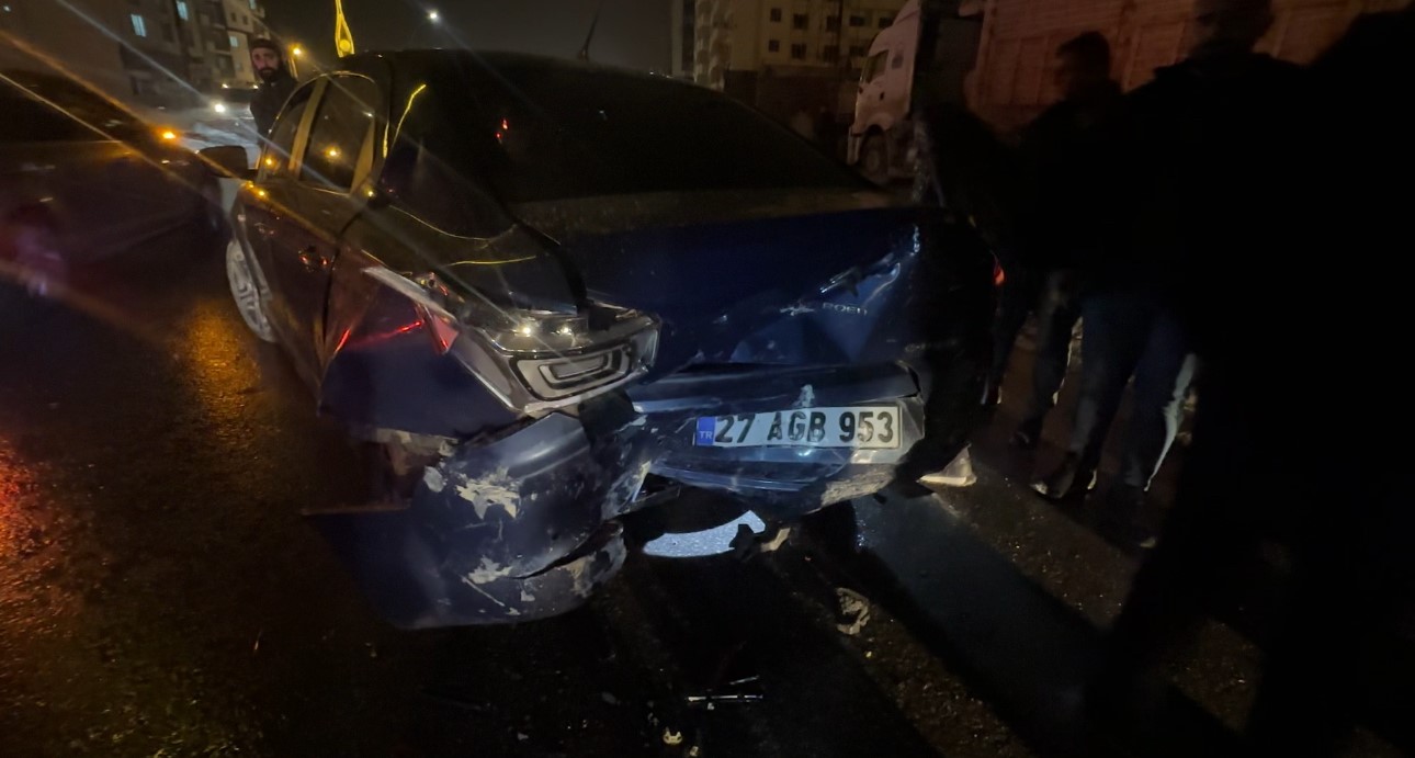 Yüksekova’da gizli buzlanma zincirleme kazaya neden oldu
