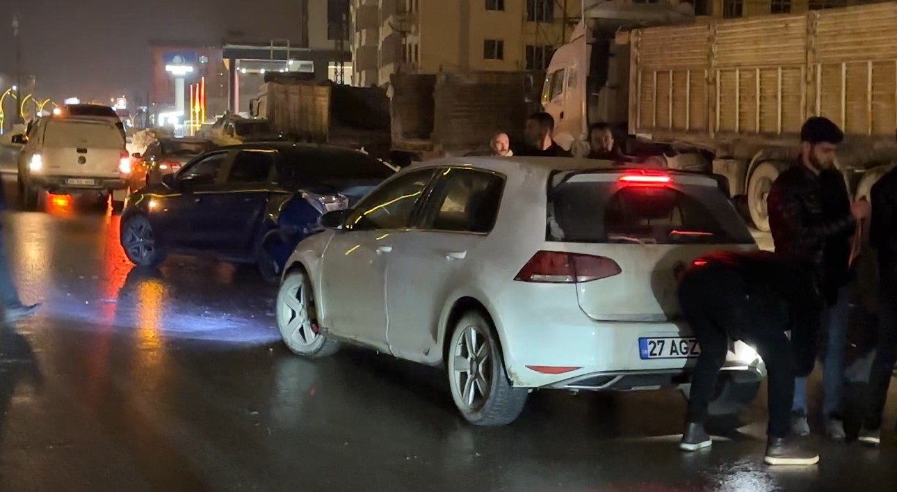 Yüksekova’da gizli buzlanma zincirleme kazaya neden oldu

