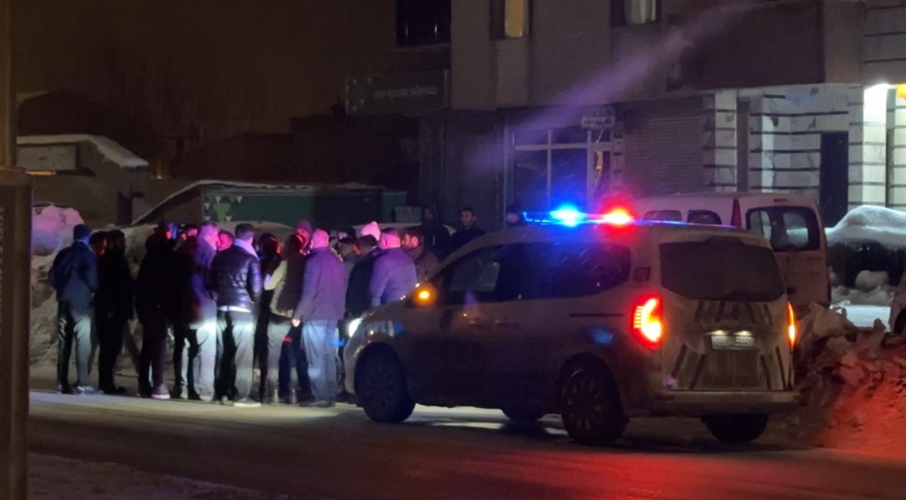 Yüksekova’da gizli buzlanma zincirleme kazaya neden oldu
