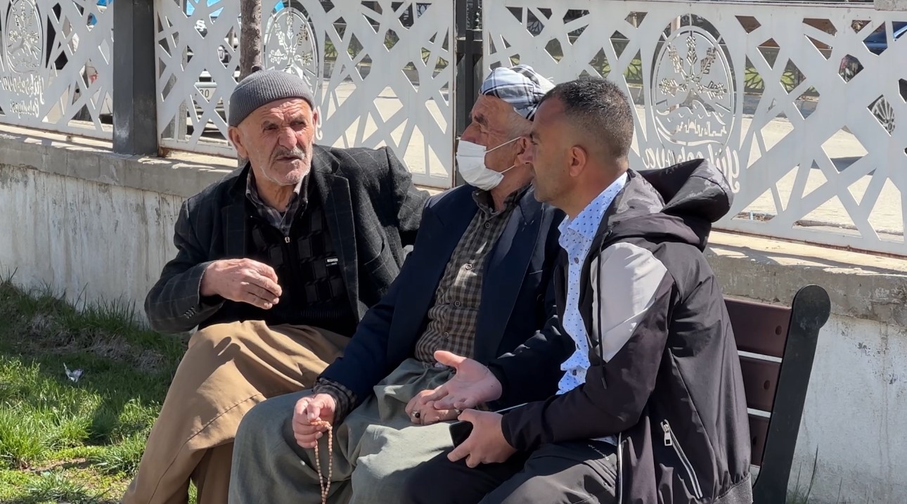 Yüksekova’da güneş yüzünü gösterdi: Vatandaşlar parklara akın etti
