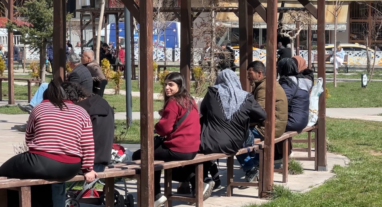 Yüksekova’da güneş yüzünü gösterdi: Vatandaşlar parklara akın etti
