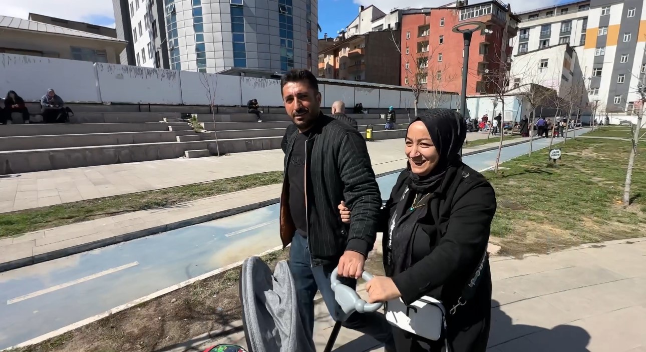 Yüksekova’da güneş yüzünü gösterdi: Vatandaşlar parklara akın etti
