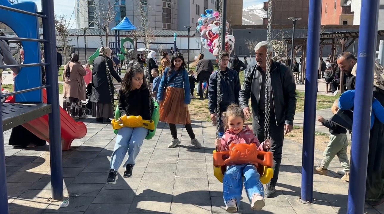 Yüksekova’da güneş yüzünü gösterdi: Vatandaşlar parklara akın etti
