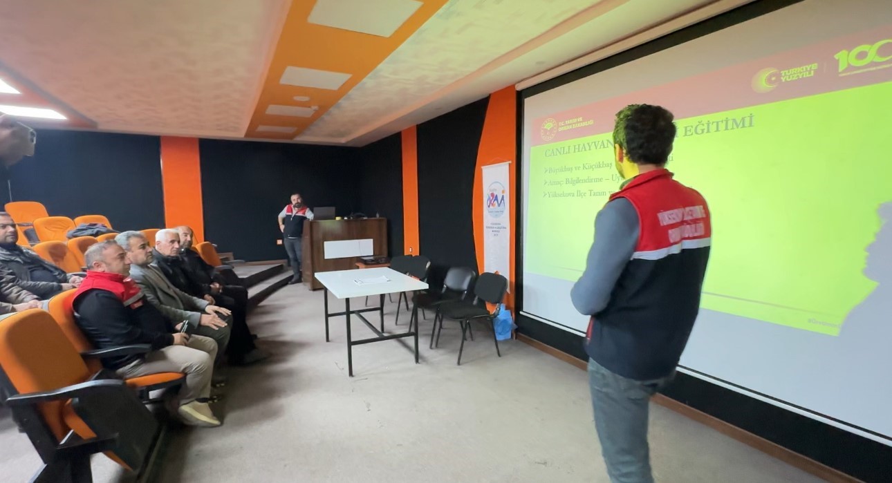 Yüksekova’da hayvan nakliyecileri ve celeplere ’refah’ eğitimi
