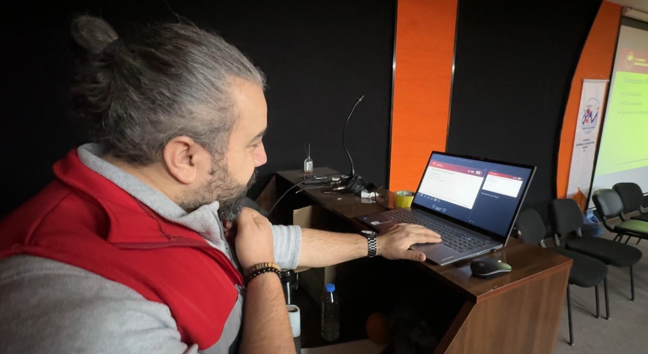 Yüksekova’da hayvan nakliyecileri ve celeplere ’refah’ eğitimi
