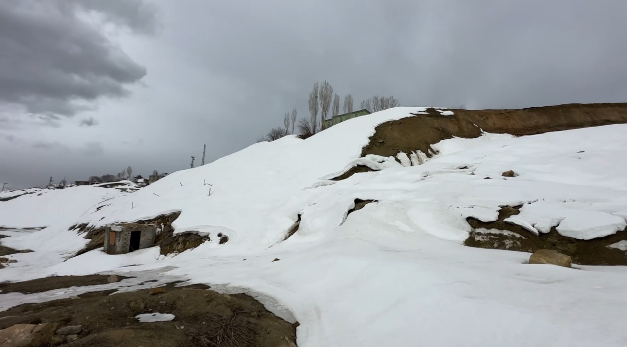 Yüksekova’da heyelan bölgesinde çalışmalar sürüyor
