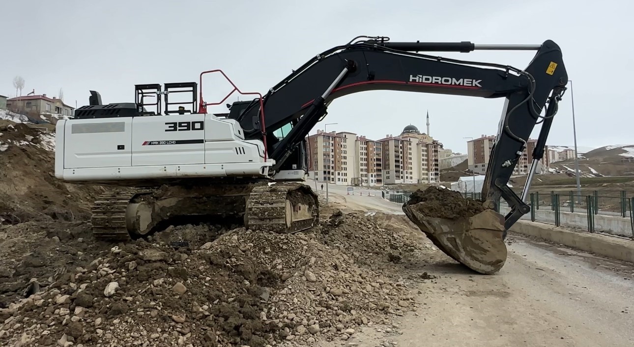 Yüksekova’da heyelan bölgesinde çalışmalar sürüyor
