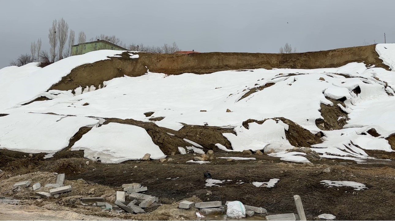 Yüksekova’da heyelan bölgesinde çalışmalar sürüyor
