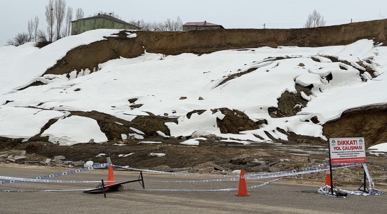 Yüksekova’da heyelan bölgesinde çalışmalar sürüyor

