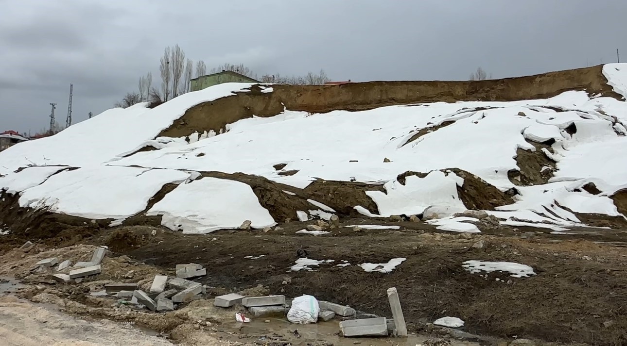 Yüksekova’da heyelan bölgesinde çalışmalar sürüyor
