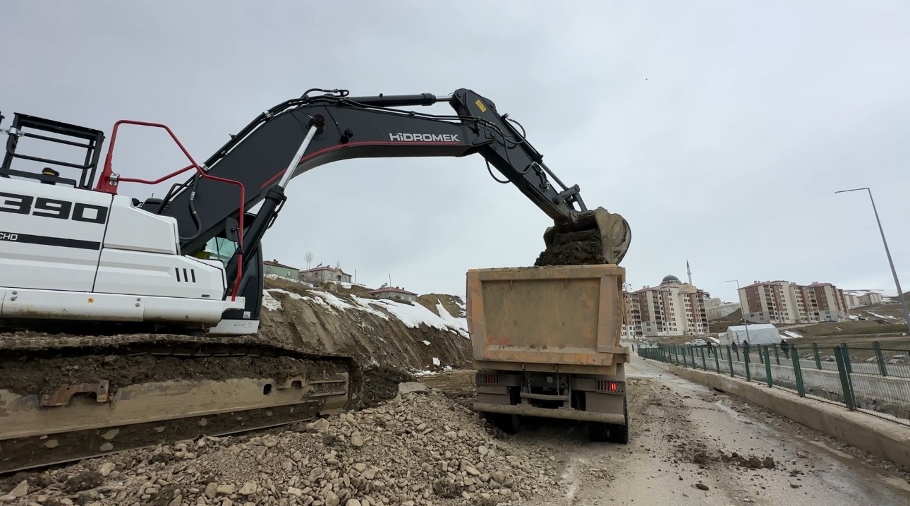 Yüksekova’da heyelan bölgesinde çalışmalar sürüyor
