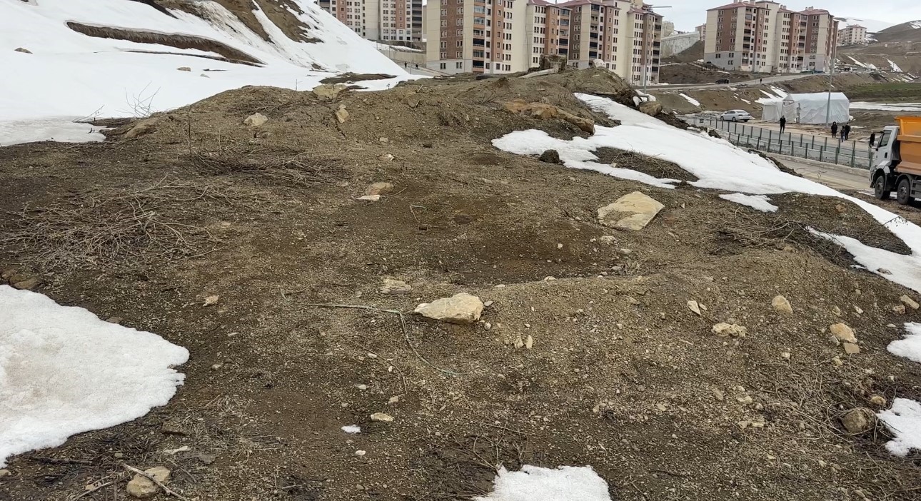 Yüksekova’da heyelan bölgesinde çalışmalar sürüyor
