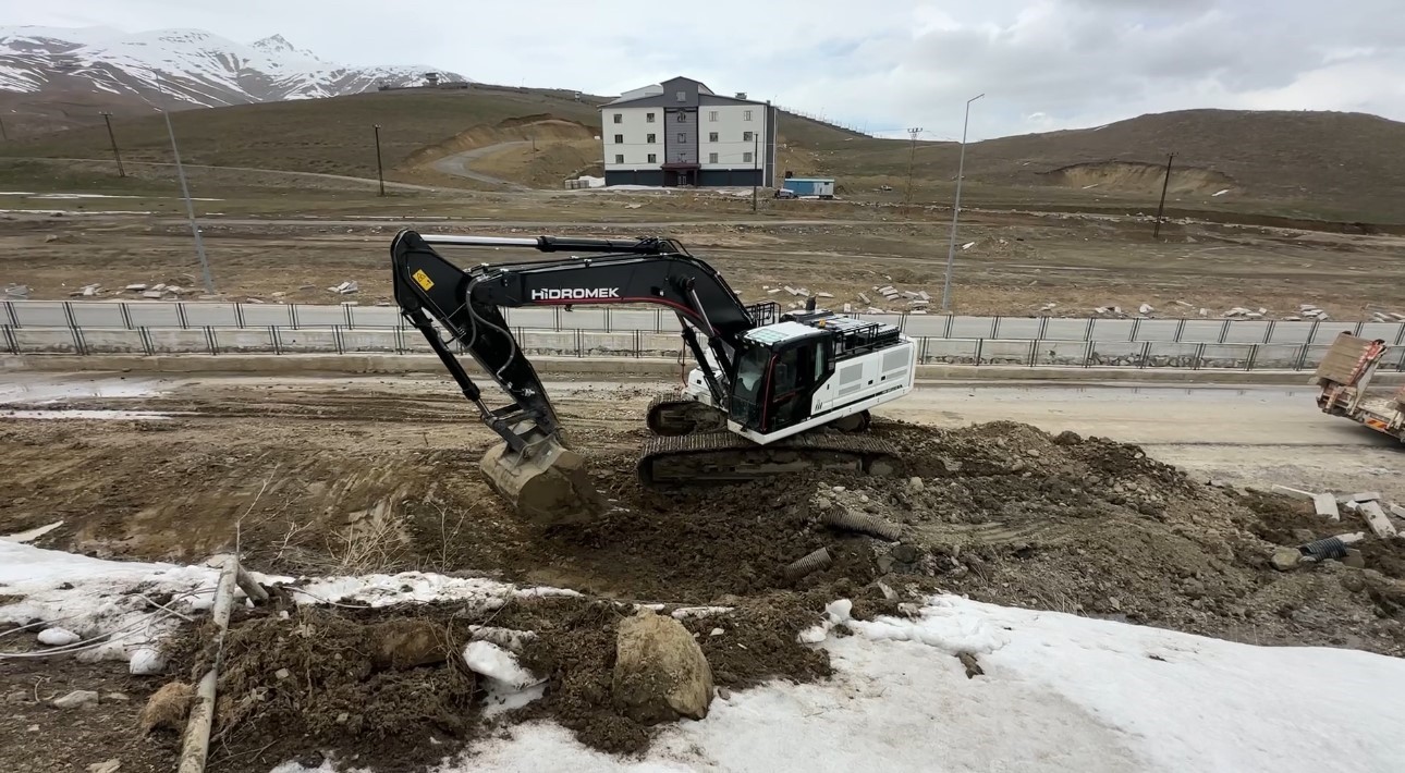 Yüksekova’da heyelan bölgesinde çalışmalar sürüyor
