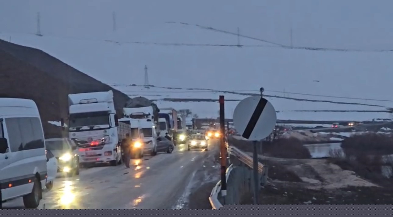 Yüksekova’da heyelan karayolunu yuttu, ilçenin çevre illerle ulaşımı kesildi
Yüksekova’da heyelan karayolunu yuttu, ilçenin çevre illerle ulaşımı kesildi