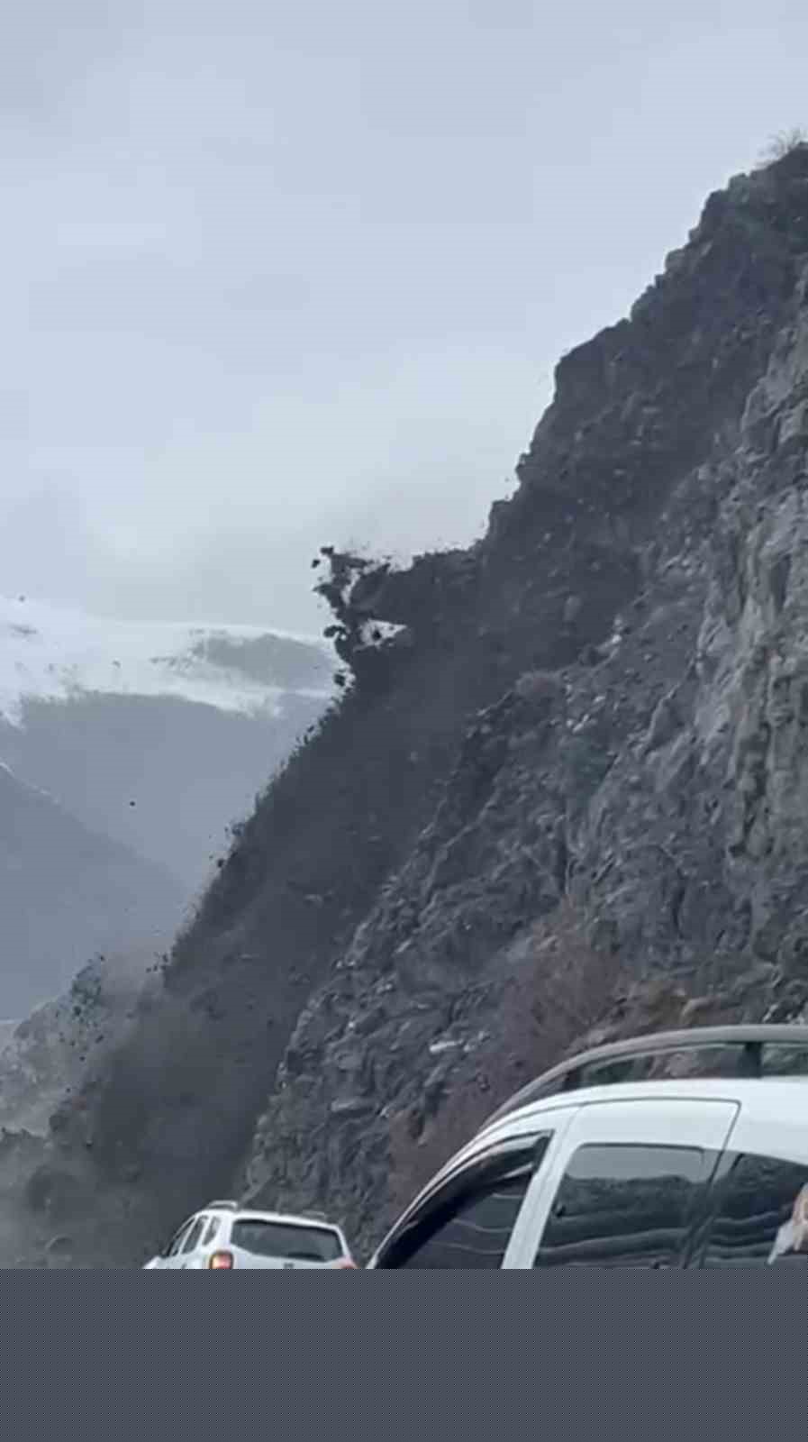 Yüksekova’da heyelan karayolunu yuttu, ilçenin çevre illerle ulaşımı kesildi
Yüksekova’da heyelan karayolunu yuttu, ilçenin çevre illerle ulaşımı kesildi