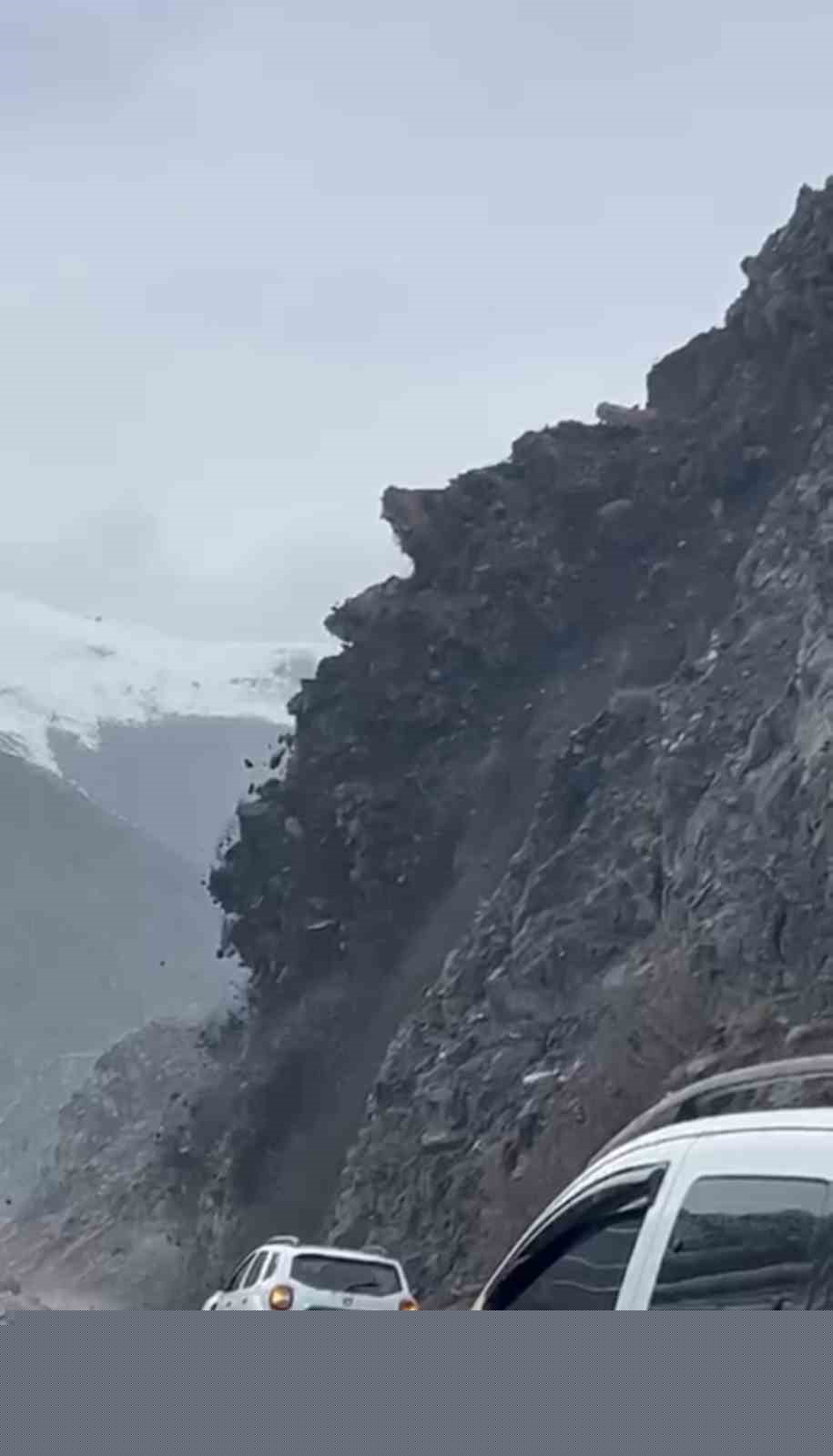 Yüksekova’da heyelan karayolunu yuttu, ilçenin çevre illerle ulaşımı kesildi
Yüksekova’da heyelan karayolunu yuttu, ilçenin çevre illerle ulaşımı kesildi