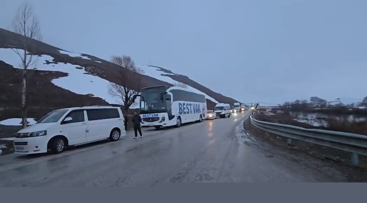 Yüksekova’da heyelan karayolunu yuttu, ilçenin çevre illerle ulaşımı kesildi
Yüksekova’da heyelan karayolunu yuttu, ilçenin çevre illerle ulaşımı kesildi