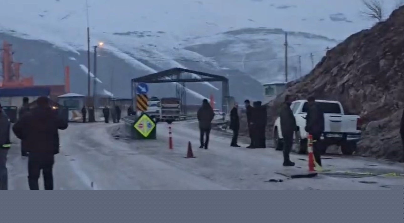 Yüksekova’da heyelan karayolunu yuttu, ilçenin çevre illerle ulaşımı kesildi
Yüksekova’da heyelan karayolunu yuttu, ilçenin çevre illerle ulaşımı kesildi