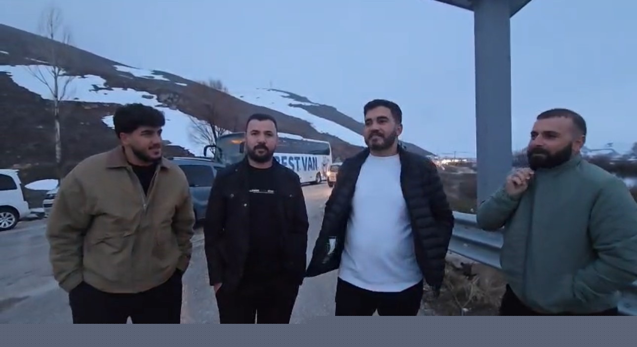 Yüksekova’da heyelan karayolunu yuttu, ilçenin çevre illerle ulaşımı kesildi
Yüksekova’da heyelan karayolunu yuttu, ilçenin çevre illerle ulaşımı kesildi