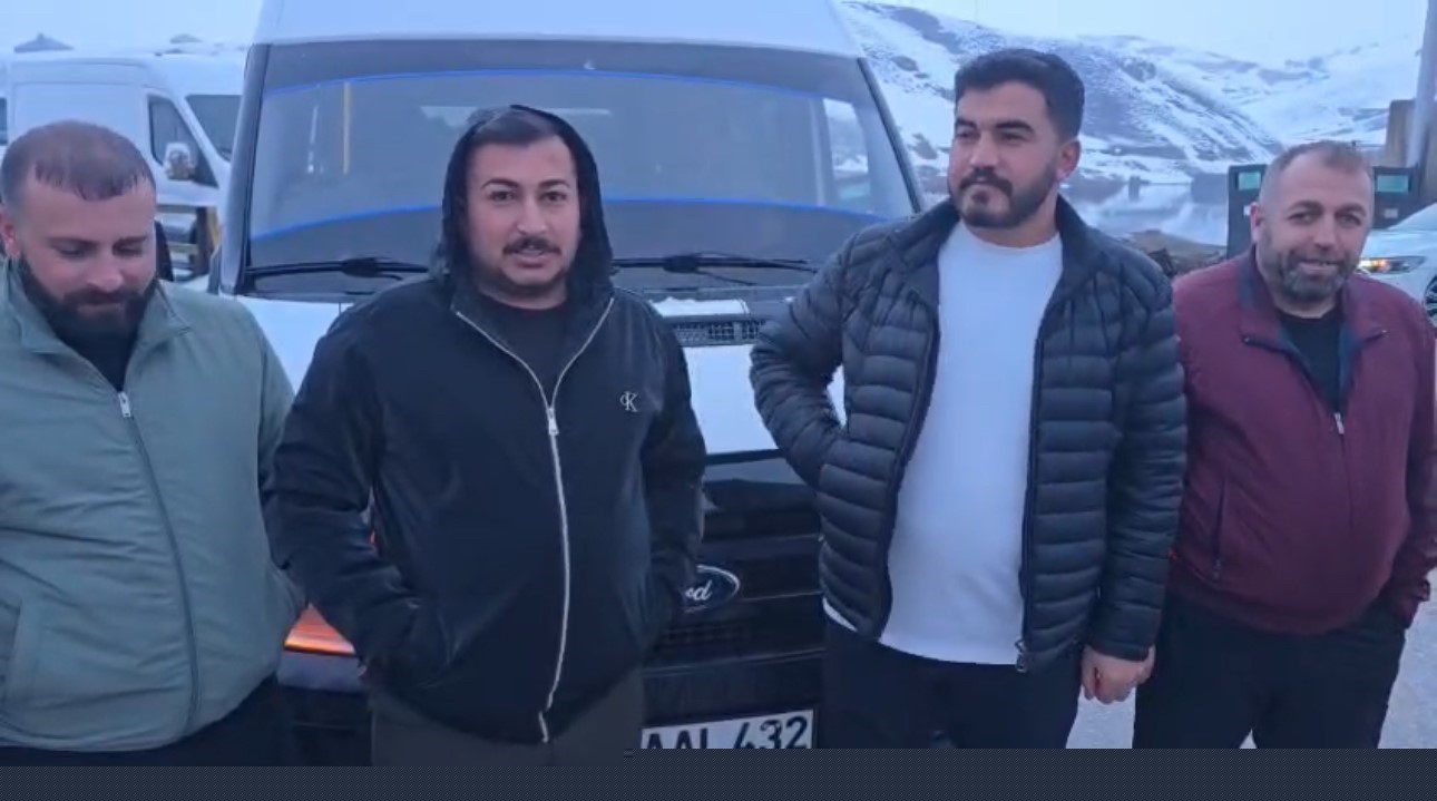 Yüksekova’da heyelan karayolunu yuttu, ilçenin çevre illerle ulaşımı kesildi
Yüksekova’da heyelan karayolunu yuttu, ilçenin çevre illerle ulaşımı kesildi