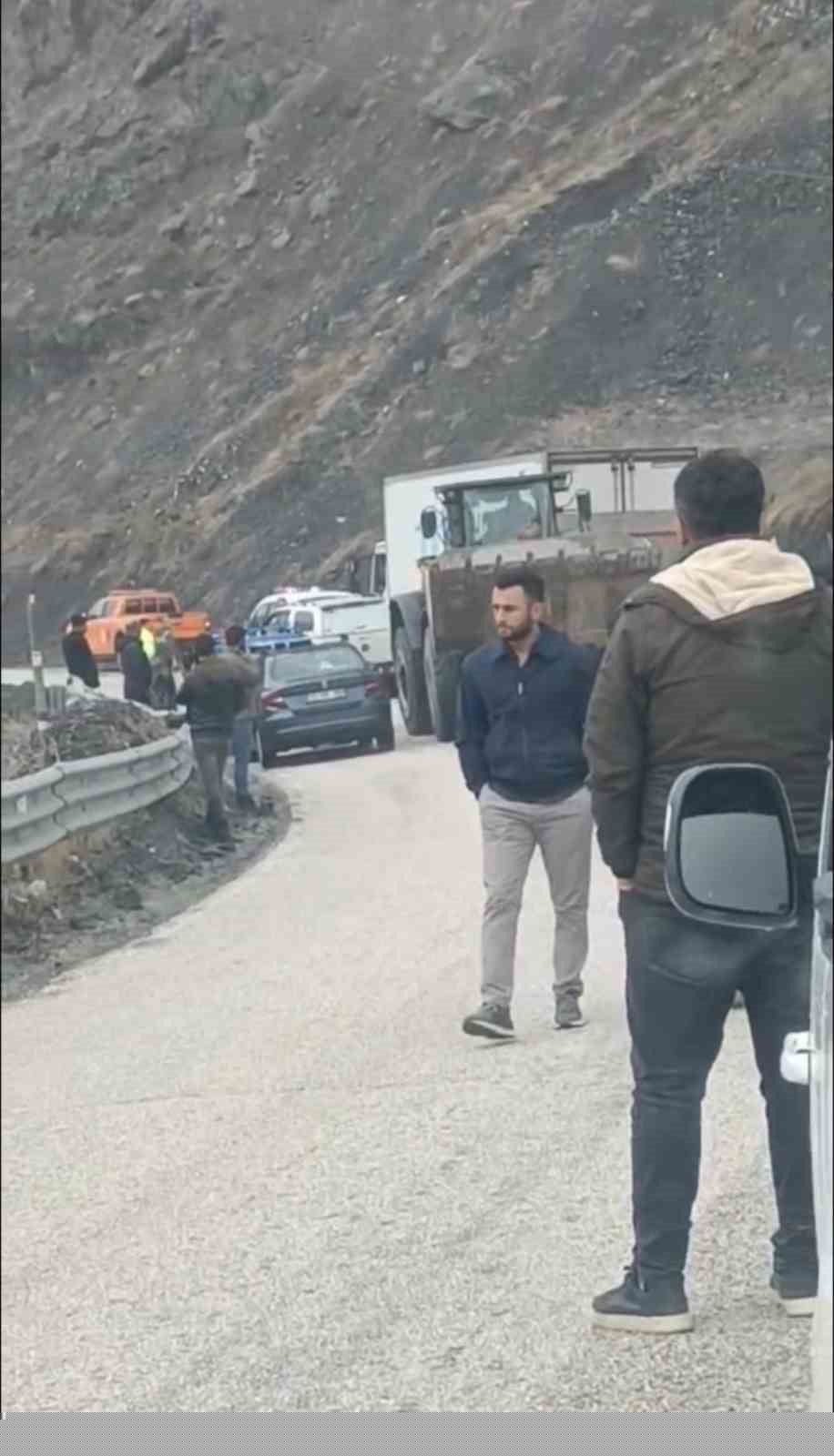 Yüksekova’da heyelan karayolunu yuttu, ilçenin çevre illerle ulaşımı kesildi
Yüksekova’da heyelan karayolunu yuttu, ilçenin çevre illerle ulaşımı kesildi