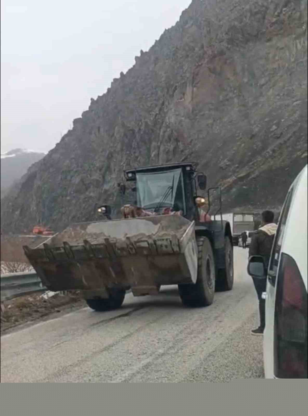 Yüksekova’da heyelan karayolunu yuttu, ilçenin çevre illerle ulaşımı kesildi
Yüksekova’da heyelan karayolunu yuttu, ilçenin çevre illerle ulaşımı kesildi