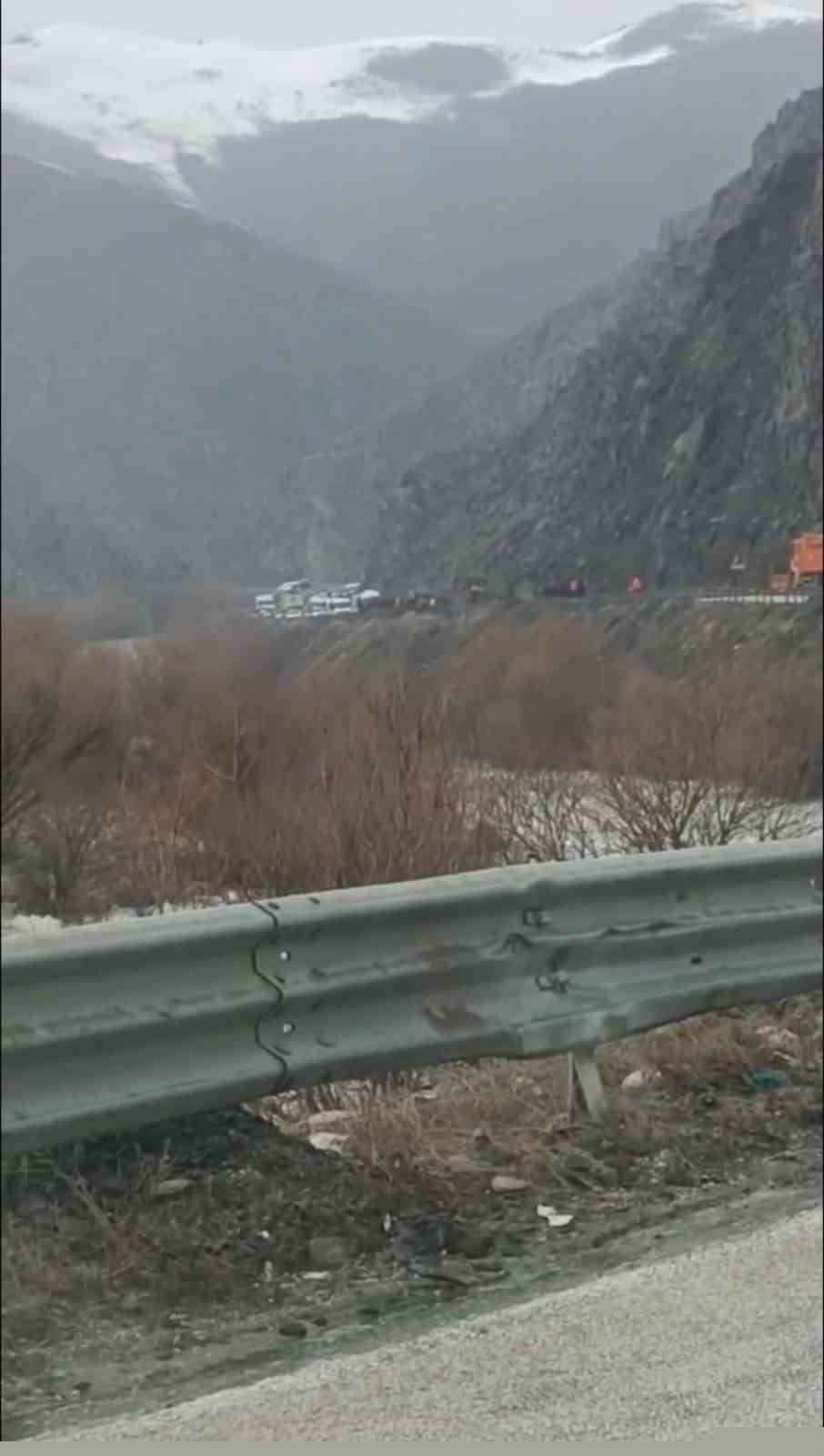 Yüksekova’da heyelan karayolunu yuttu, ilçenin çevre illerle ulaşımı kesildi
Yüksekova’da heyelan karayolunu yuttu, ilçenin çevre illerle ulaşımı kesildi