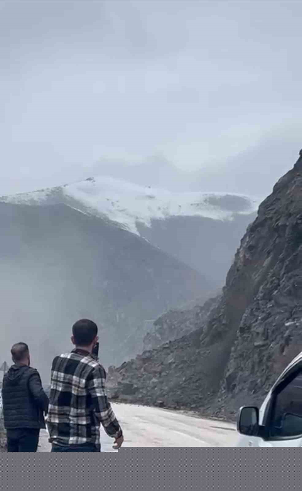 Yüksekova’da heyelan karayolunu yuttu, ilçenin çevre illerle ulaşımı kesildi
Yüksekova’da heyelan karayolunu yuttu, ilçenin çevre illerle ulaşımı kesildi