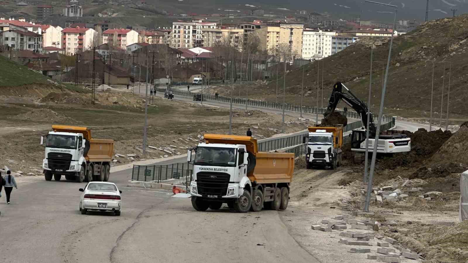 Yüksekova’da heyelan nedeniyle tek şeridi 19 gündür kapalı olan yol temizleniyor
