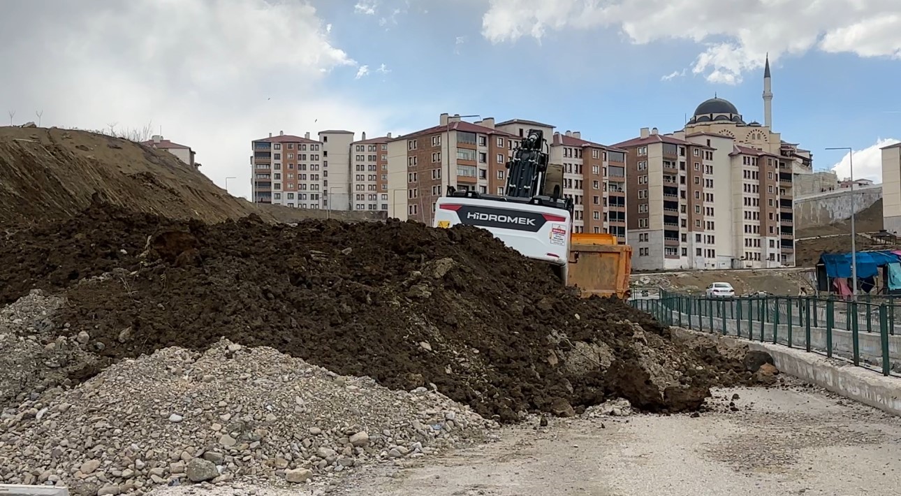 Yüksekova’da heyelan nedeniyle tek şeridi 19 gündür kapalı olan yol temizleniyor
