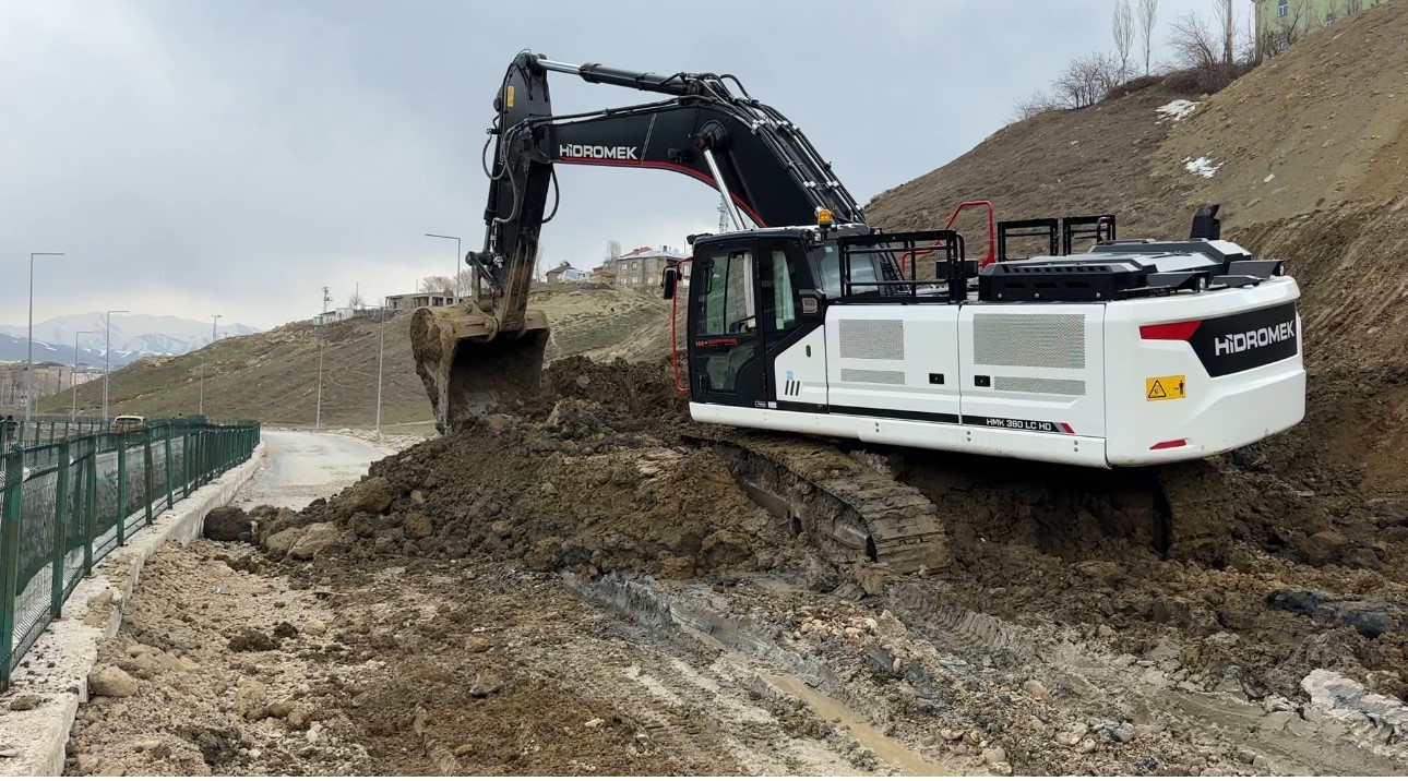 Yüksekova’da heyelan nedeniyle tek şeridi 19 gündür kapalı olan yol temizleniyor
