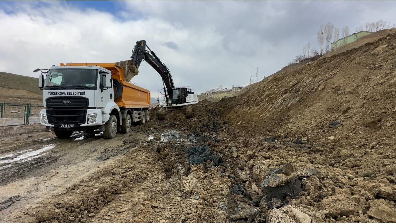 Yüksekova’da heyelan nedeniyle tek şeridi 19 gündür kapalı olan yol temizleniyor
