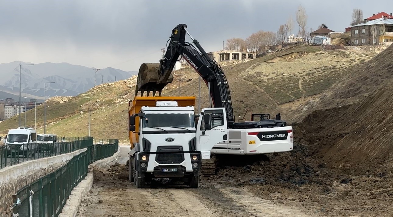 Yüksekova’da heyelan nedeniyle tek şeridi 19 gündür kapalı olan yol temizleniyor
