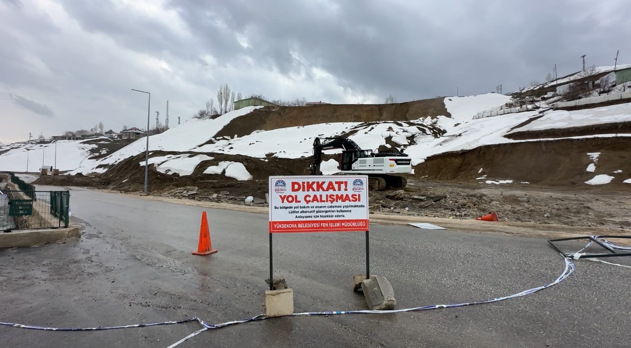 Yüksekova’da heyelan: Pizok yolu 5 gündür tek şerit açık
