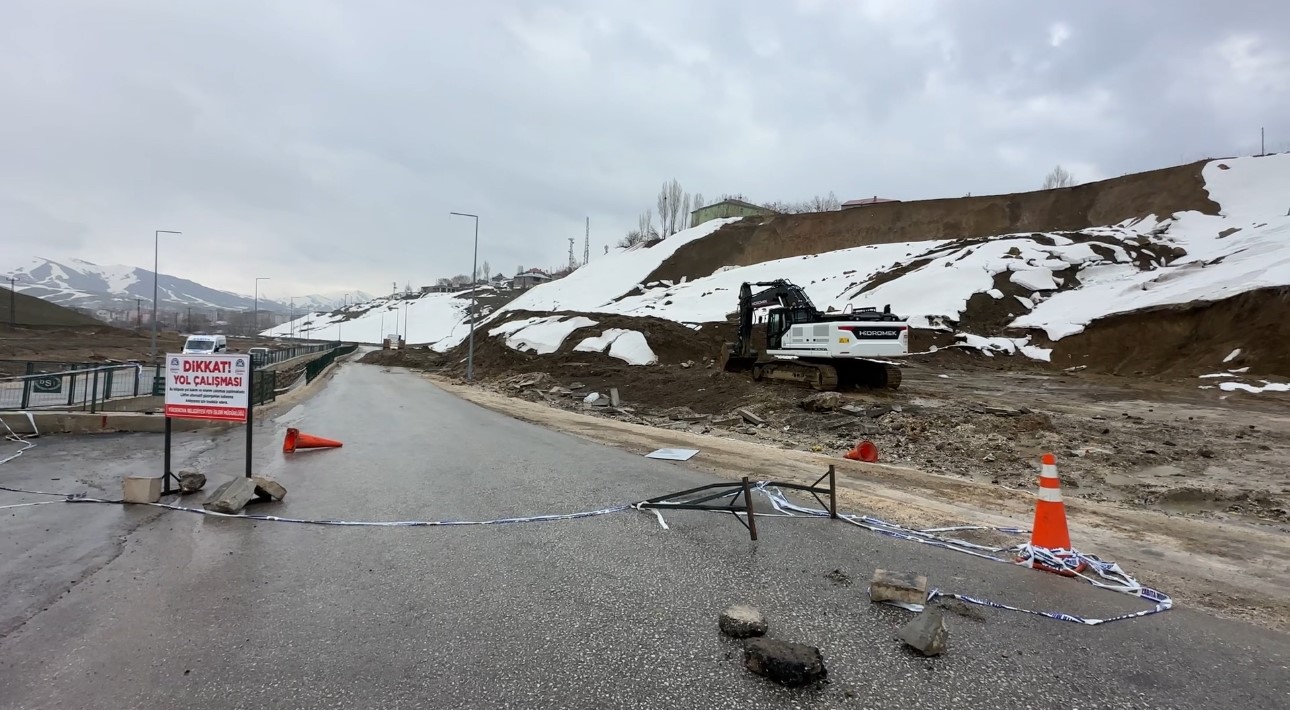 Yüksekova’da heyelan: Pizok yolu 5 gündür tek şerit açık
