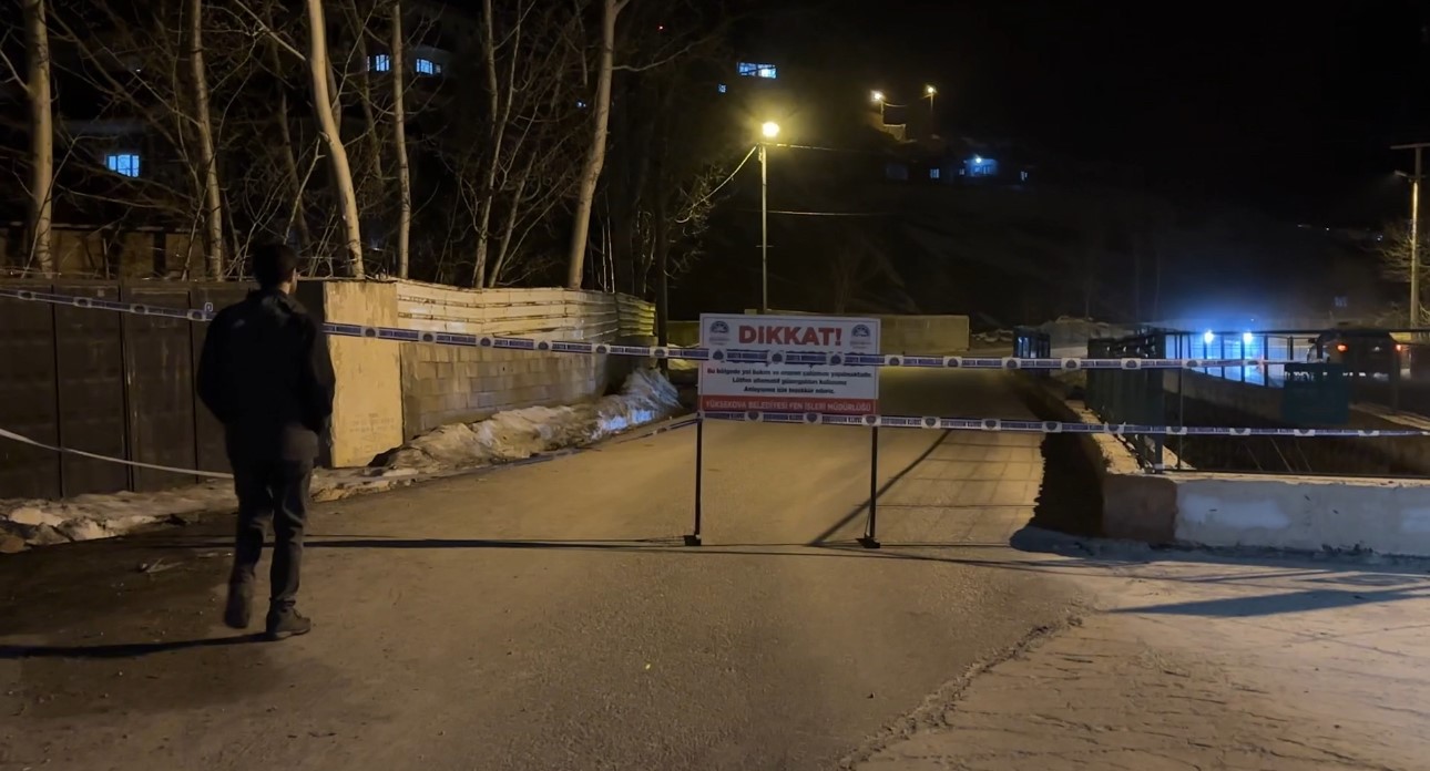 Yüksekova’da heyelan: Pizok yolu trafiğe kapatıldı
