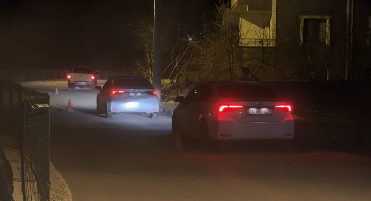 Yüksekova’da heyelan: Pizok yolu trafiğe kapatıldı
